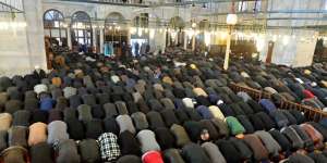 Jangan Sampai Dahului Gerakan Imam Sholat, Bisa Jadi Tak Sah 