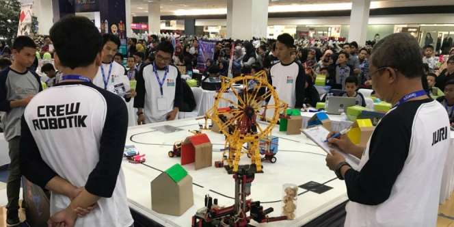 Siswa Madrasah `Perang` Robot di Depok