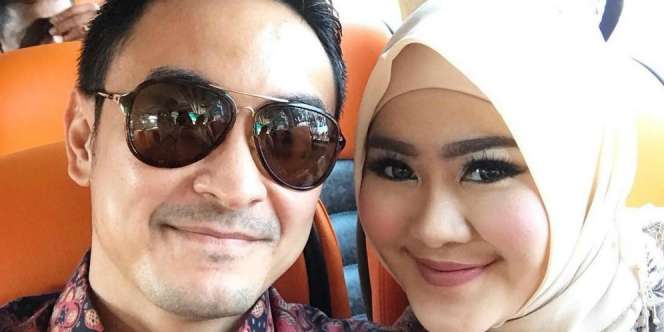 Istri Zumi Zola Kini Jualan Jilbab