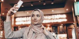 5 Trik Mudah Tampil Cantik Saat Selfie, Tak Perlu Makeup!