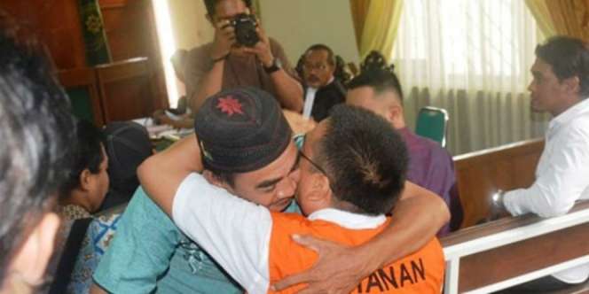 Pelukan Haru Ayah Kala Memaafkan Pelaku Tabrakan Maut Surakarta