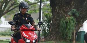 Borong 100 Unit, Jokowi Puji Kemampuan Motor Listrik Gesits