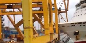 Detik-detik Kapal Ferry Tabrak Dermaga