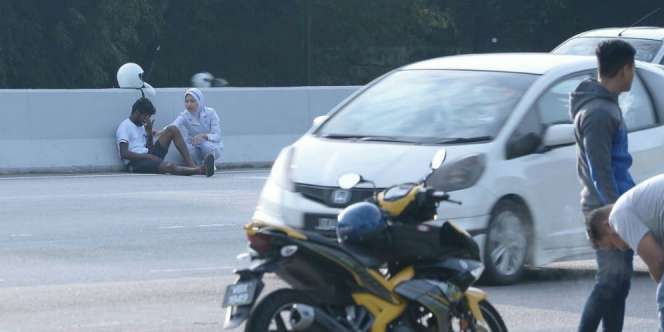 Viral, Foto Perawat di Pinggir Jalan Ini Mengharukan Jagat Maya