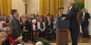 Insiden Trump Kesal ke Jurnalis, Anak Buah Susah Payah Rebut Mikrofon