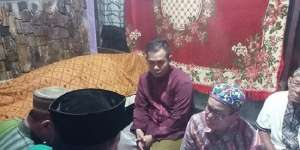 Pernikahan Haru Pengantin Muda di Depan Jenazah Ibu