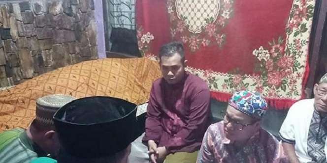 Pernikahan Haru Pengantin Muda di Depan Jenazah Ibu