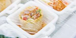 Trik Melepas Plastik Pembungkus Makanan dengan Mudah dan Tak Lengket
