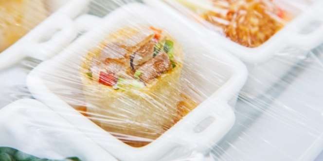 Trik Melepas Plastik Pembungkus Makanan dengan Mudah dan Tak Lengket