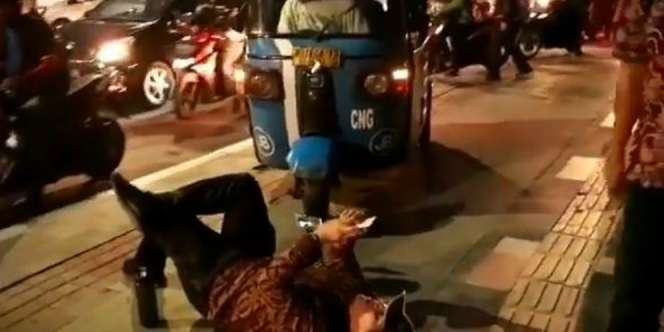 Ada Pria Tidur Sambil Main HP di Trotoar, Lihat yang Terjadi
