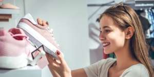 Mau Sneakers Branded dengan Harga Rp1.000? Cek di Sini