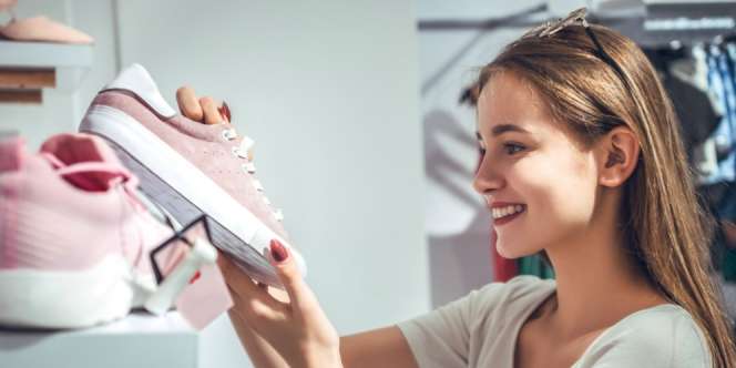 Mau Sneakers Branded dengan Harga Rp1.000? Cek di Sini