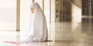Kasur Empuk Dipakai Buat Alas Sholat, Bolehkah?