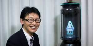 Ibunda Tolak Datang, Pria Ini `Menikahi` Wanita Hologram