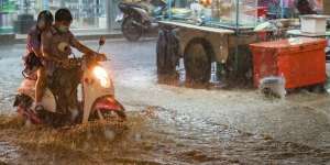 5 Perilaku Kocak Pengendara Sepeda Motor Kala Hujan