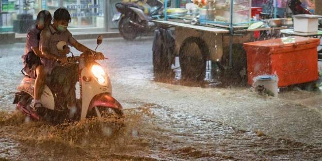 5 Perilaku Kocak Pengendara Sepeda Motor Kala Hujan