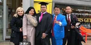 Tangisan Hotman Paris Lihat Putranya Wisuda di Inggris