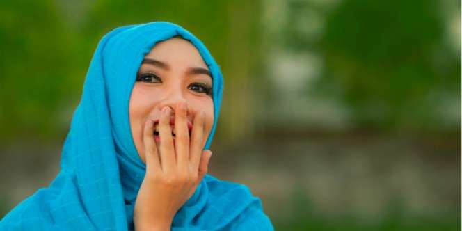 Tahan Tawa Saat Sholat, Batalkah?