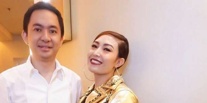 Romantis! Begini Cara Suami Perlakukan Ayu Dewi di Rumah