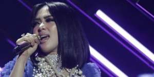 Luna Maya Beberkan Awal Pertemuan Syahrini dan Reino Barack