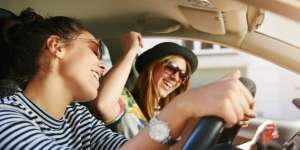 Dianjurkan Menyetir Sambil Bernyanyi Kencang, Ini Alasannya