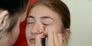 Begini Caranya Make Up ala Jacqueline Fernandez