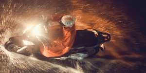 Tips Berkendara Aman di Jalanan Licin Saat Hujan