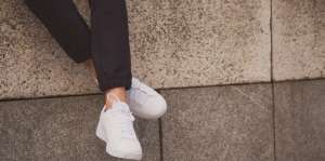 Berhentilah Menggunakan Sneakers Tanpa Kaus Kaki, Bahaya!