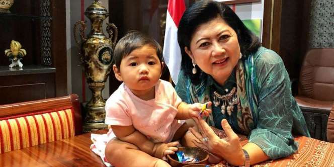 Gaya Ani Yudhoyono Manjakan Cucunya yang Masih Bayi
