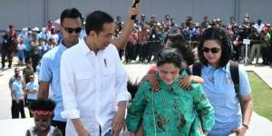 Aksi Iriana Jokowi Gendong Bocah Papua di Punggung Curi Perhatian