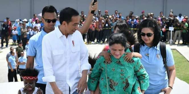 Aksi Iriana Jokowi Gendong Bocah Papua di Punggung Curi Perhatian