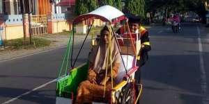 Masya Allah, Pengayuh Becak Ini Akhirnya Jadi Sarjana