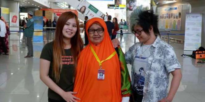 Diasuh dari Kecil, Gadis Ini Berangkatkan Umroh Pengasuh