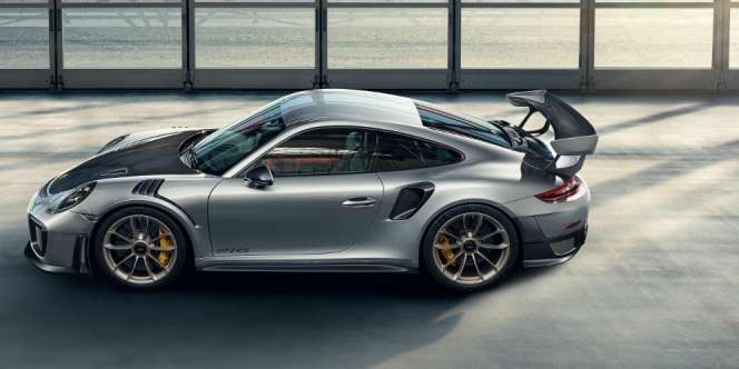 Lihat Seksama, Ada yang Aneh dari Foto Porsche 911 Ini?