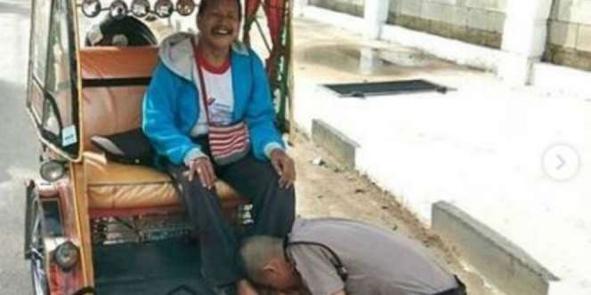 Diterima di Sekolah Polisi, Anak Tukang Bentor Cium Kaki Ayah