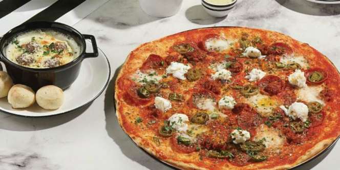 Sajian Pizza Klasik dengan Taburan Menggoda