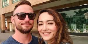 Romantisya Liburan Dewi Rezer Bareng Pacar di Bali
