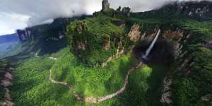 Traveling Sambil Menenangkan Batin di Air Terjun Tertinggi Dunia