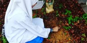 `Mimie Tak Tahu Harus Cium Tangan Siapa`