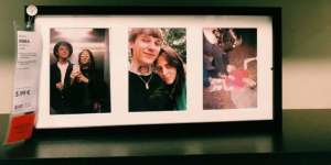 Niat Banget Jahilnya, Pasangan Ini Pasang Foto di 100 Figura IKEA