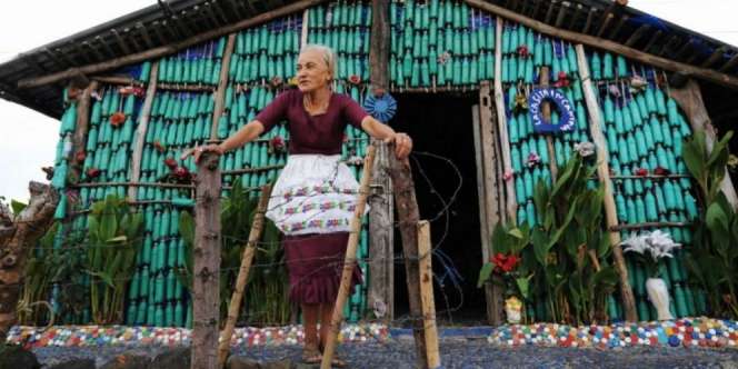 Nenek Kreatif, Bangun Rumah Indah dari Botol Plastik