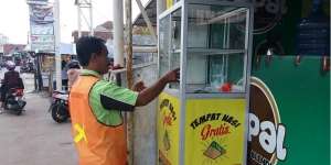 Etalase Makanan Gratis Mas Slamet untuk Kaum Dhuafa