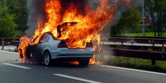 BMW Terbakar, Pemilik Mobil Tidur di Dalamnya