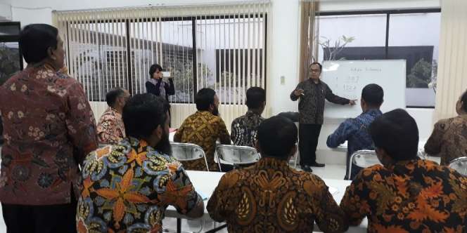 Belajar Bahasa Indonesia, Warga Bangladesh Diajari Nyanyi Lagu Balonku