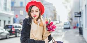 Fashion Item untuk Foto OOTD Bertema Parisian Chic