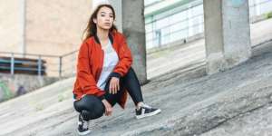 Tampil Sporty Saat Hangout dengan Inspirasi Fashion Athleisure