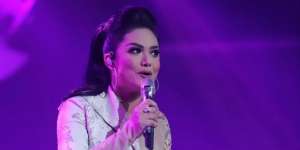 Tampil Berpiyama dan Sandal Jepit, Krisdayanti Jadi Sorotan
