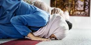 Sedang Sembahyang Terdengar Azan Sholat Berikutnya, Hukumnya?