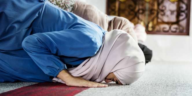 Sedang Sembahyang Terdengar Azan Sholat Berikutnya, Hukumnya?