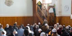 Menutup Majelis dengan Sholawat, Bagaimana Hukumnya?